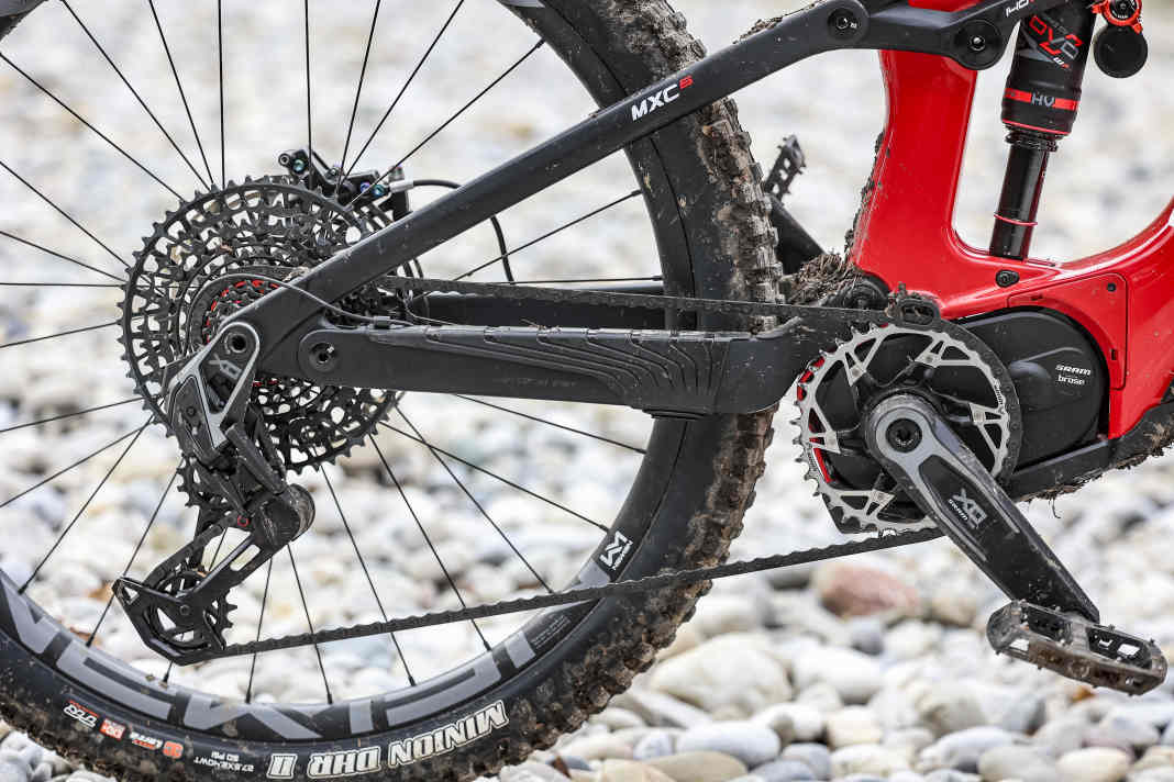 Srams Powertrain-System ergibt erst mit Eagle-Tranmission-Schaltung richtig Sinn, dann funktionieren auch Auto- und Coast-Shift. Gibt’s aktuell bei GasGas, Propain, Nukeproof und Transition. Leider aktuell noch sehr exklusiv, Preise beginnen erst bei 7794 Euro.