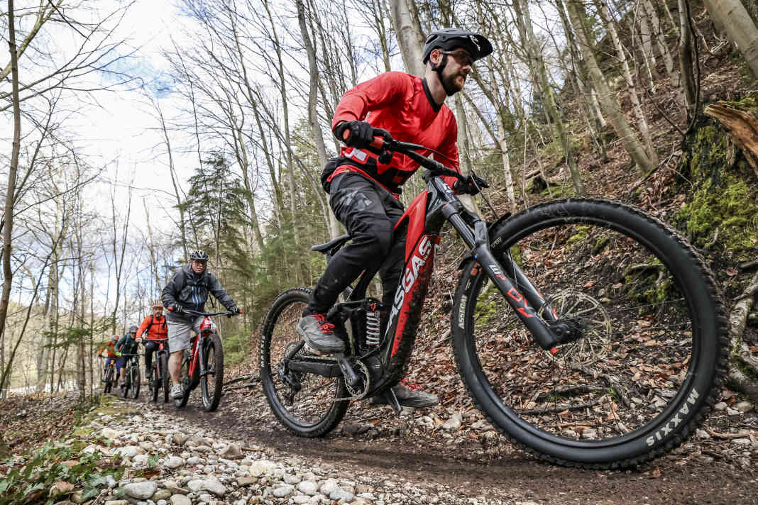 Egal ob Sram, Shimano oder Pinion: Automatisches Schalten ist im Trend. Mit vier Lesern testen wir, wie gut sich Auto-Shift im anspruchsvollen E-MTB-Einsatz schlägt.