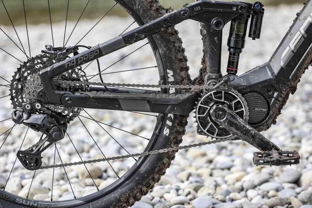 The complete Shimano automatic shifting system is currently only available in a few bikes, for example from Centurion, Bulls, Focus and Maxx. It starts at 5899 euros. Some others, such as Canyon, Pivot and Orbea, also install an XT Di2. However, because of the Hyperglide cassette, they only have Free-Shift (shifting while rolling) and not Auto-Shift (automatic shifting while pedalling).