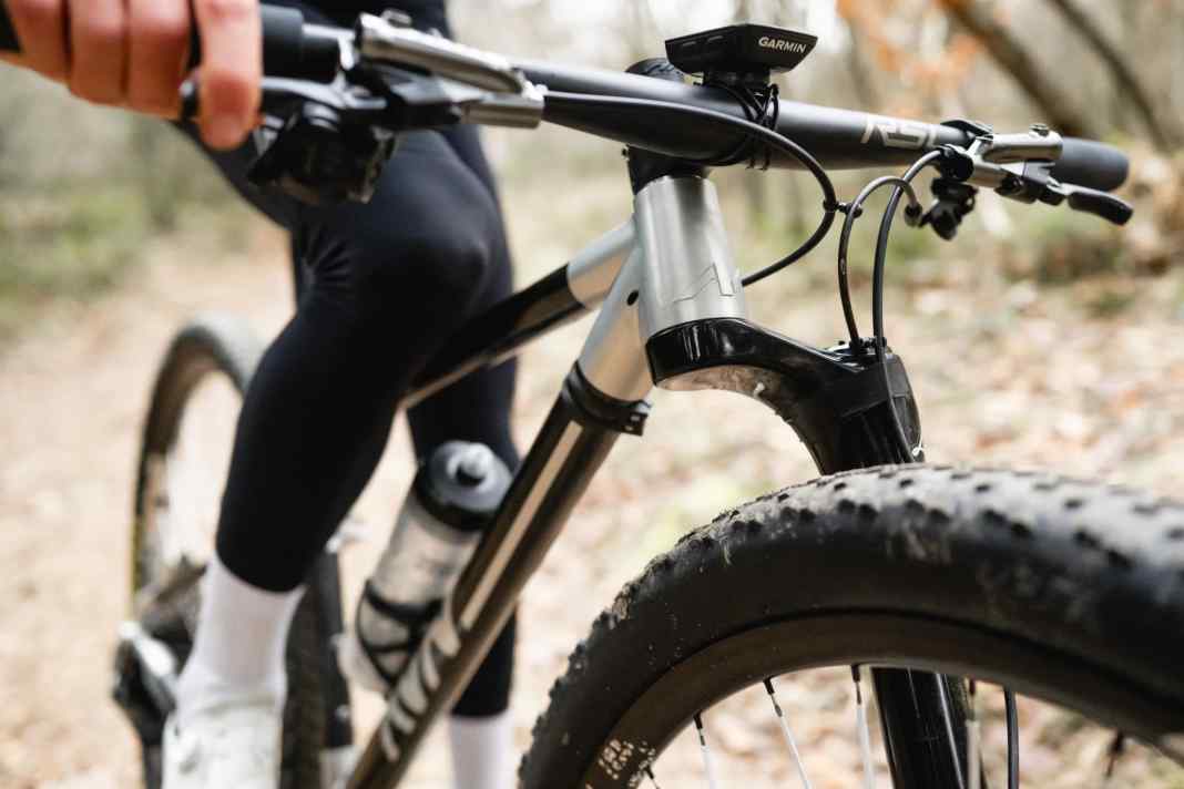 Um die Front an ihrem 32 Zoll Prototypen Hardtail niedrig zu halten, setzt AVN auf ein kurzes Steuerrohr.