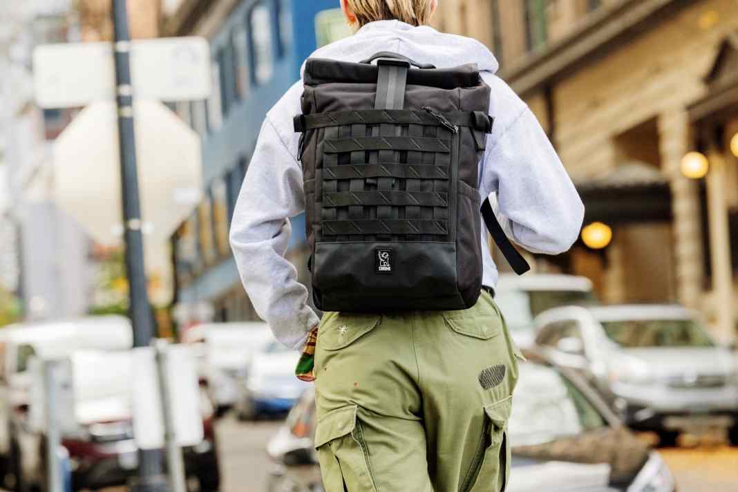So kennt man die Rucksäcke von Chrome Industries: Rolltop-Verschluss und das Cargonetz an der Front.