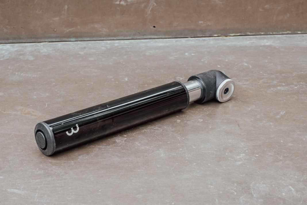 The BBB SingleShot MTB mini pump is the smallest in the test field and fits in every jersey pocket