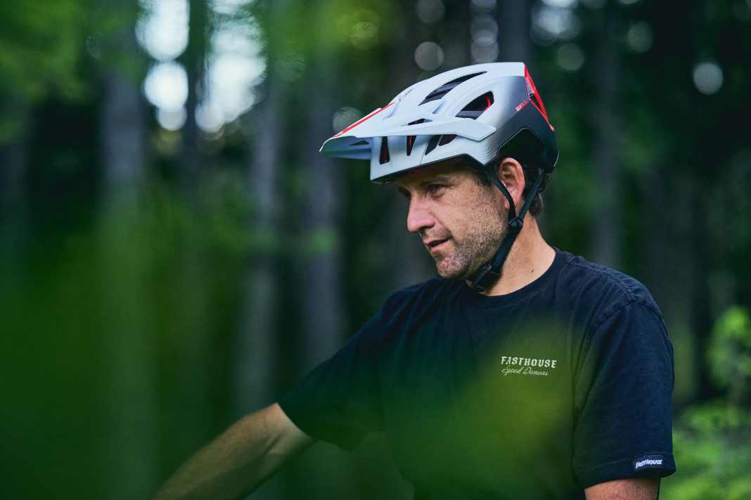 Auf anspruchsvollen Strecken muss Schutzausrüstung heutzutage immer mehr leisten: Bell hat mit dem 5Fifty Spherical einen neuen Highend-Helm entwickelt, der stark vom Motorsport inspiriert ist.