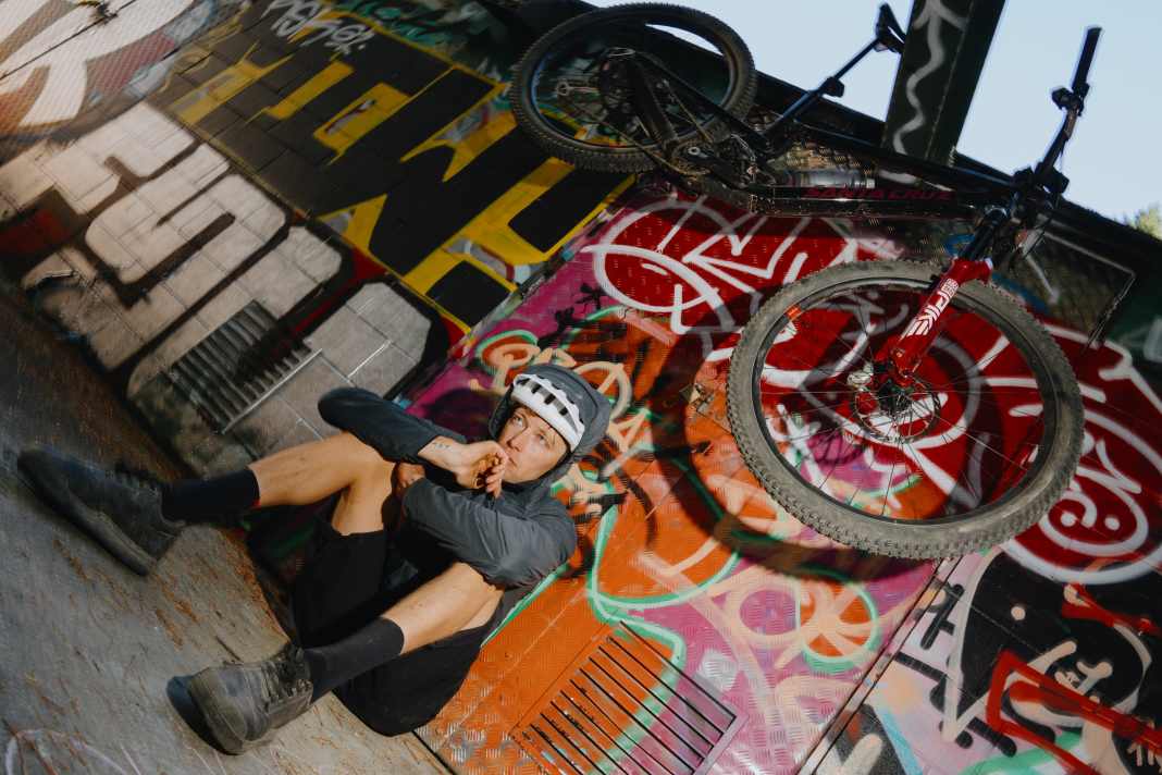 Ben Hildred, 1.94 metres tall and weighing 80 kilos, lives in Queenstown, New Zealand. He has made a name for himself internationally as an ultra-biker with incredible altitude metre records. In addition to his sporting ambitions, he works full-time as a wheel builder in his own shop.
