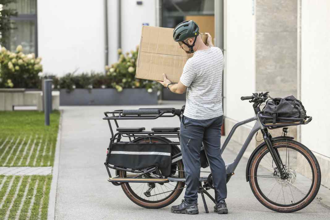 The Bergamont E-Cargoville LT Expert on test: Bosch Cargo Line // 725 Wh // XT derailleur gears // Space for two kids // 42.6 kg // 5499 euros excluding accessories.