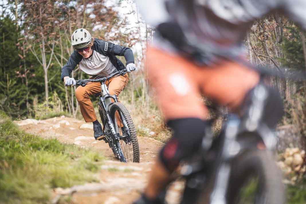 The price of the Canyon Spectral CF7 is hot. The test shows whether the riding performance is also convincing.