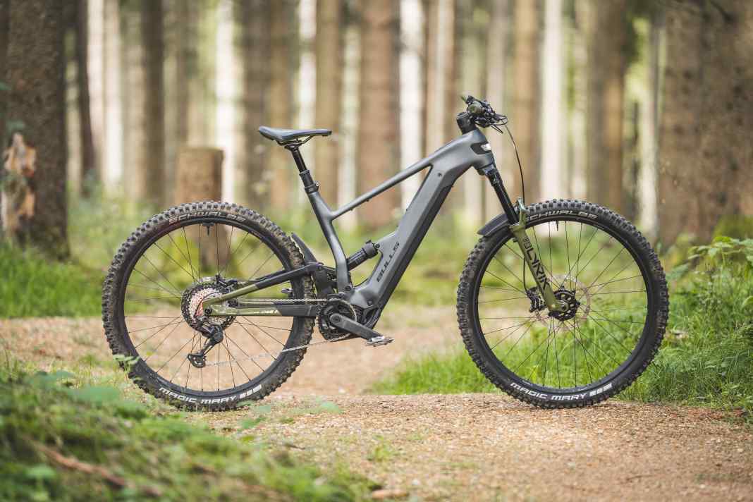 The Bulls Copperhead Evo AM 5 is the top model in Bulls' more affordable fully range. 150 millimetres of travel, 29 inches, 25.4 kg, 6199 euros.