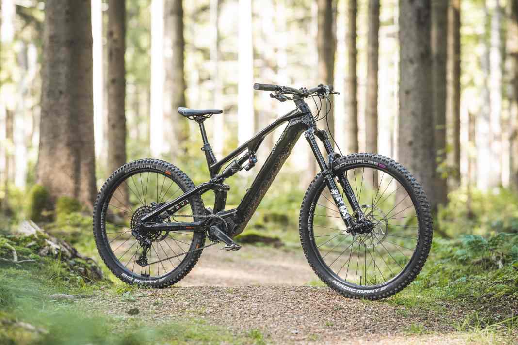 The Conway Ryvon LT 4.0 offers plenty of suspension travel and at 20.7 kg is still significantly lighter than classic power enduro bikes. The perfect recipe for downhill fun?