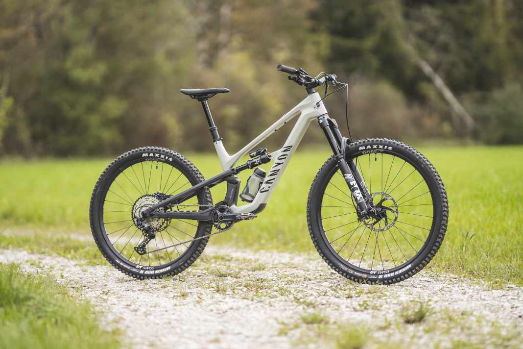 Great value for money: The Canyon Spectral CF7 doesn't give the impression that it only costs 3399 euros.