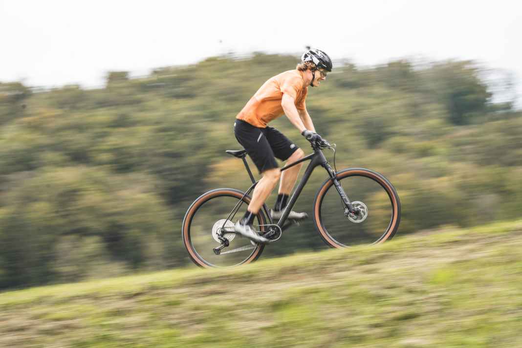 The Cube Reaction C:62 Pro with carbon frame wants to prove that hardtail fun doesn't have to be expensive.