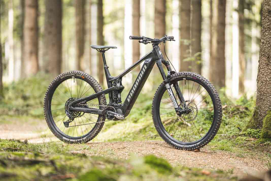 As an all-mountain bike, the Sresh CF promises maximum versatility. Our test bike with Bomb Proof equipment is especially designed for downhill thrills.