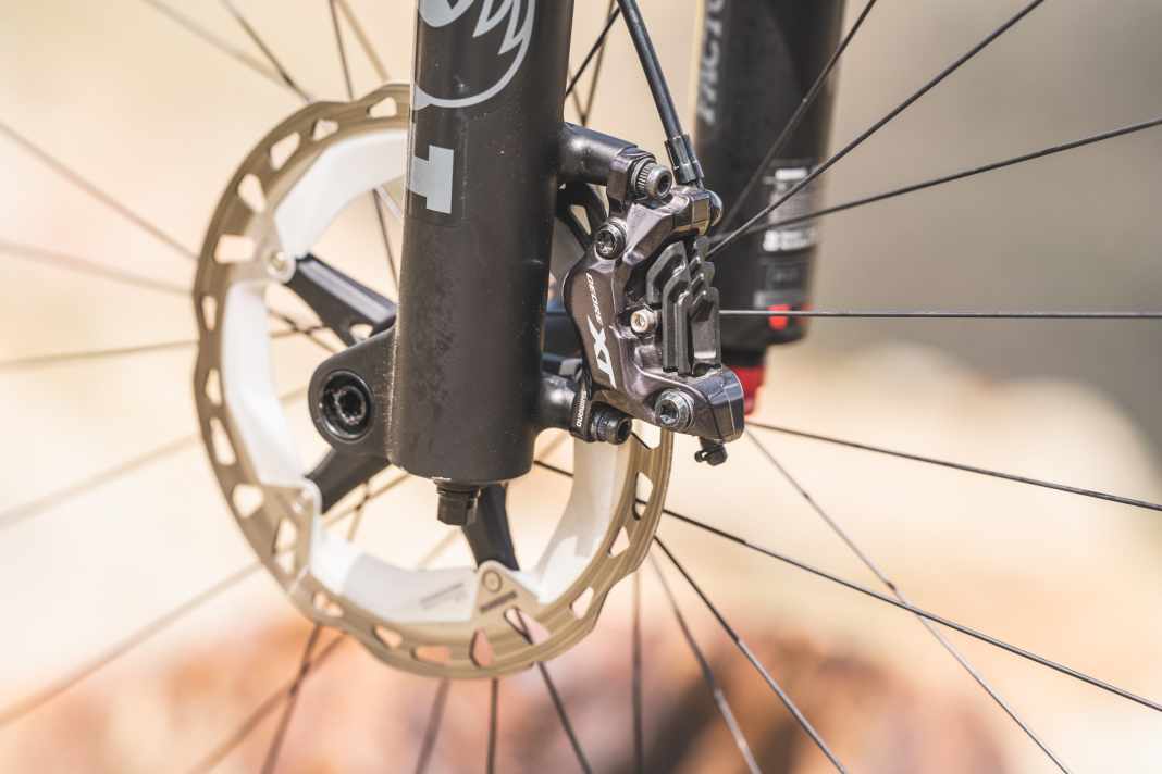 Um das Enduro-Ausstattungs­paket konsequent abzurunden, hätten wir uns am Vorderrad eine größere 200er-­Scheibe gewünscht.