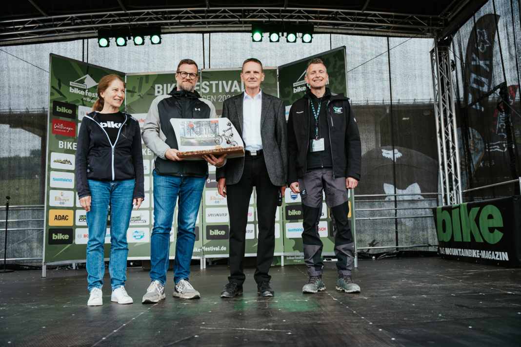 Das 25. BIKE Festival in Willingen ist eröffnet. Auf dem Foto v.l.: Gitta Beimfohr (Redakteurin BIKE), Tim Ramms (Geschäftsführer Delius Klasing Verlag), Thomas Trachte (Bürgermeister Gemeinde Willingen) und Matthias Schäfer (Projektleiter Green Trails).
