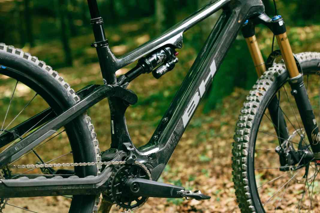 The BH Bikes iLynx+ DL Trail comes with Avinox M2S and a sleek carbon frame.