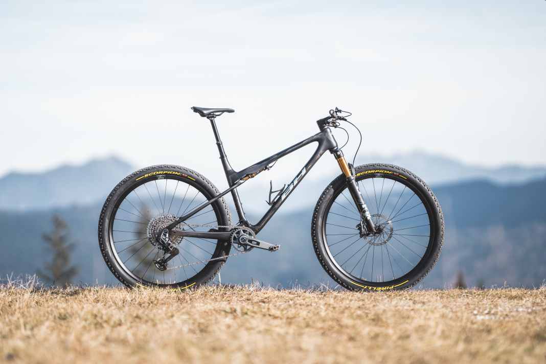 The BH Lynx SLS 9.0 for 7400 euros weighs 11.2 kilos without pedals.