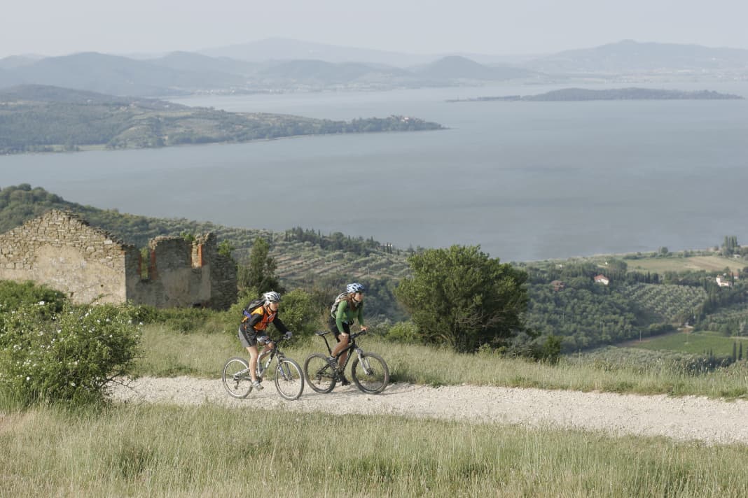 The Upper Lake Trail over Lake Trasimeno in Umbria. The whole route can only be completed in one day by the very ambitious.