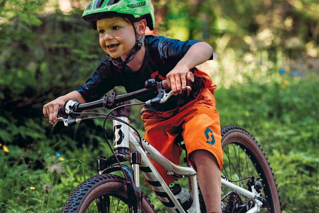 Geometrien nach dem 29er-Prinzip ermöglichen Kids schon früh den Umstieg auf größere Laufräder. Das erhöht die Fahrsicherheit und verbessert das Überrollverhalten im Gelände.
