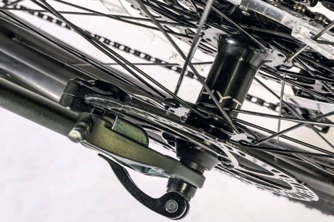 Fehlende Steckachsen: Schnellspanner sucht man mittlerweile an hochwertigen Bikes vergeblich. In unserer Testgruppe findet man sie vereinzelt wie an der Rockshox-Judy-Gabel im BH oder an Vorder- und Hinterrad im Whyte.