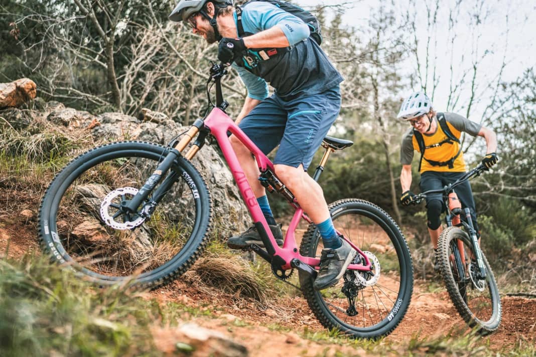 Our readers' wish lists include exotics and blockbusters - we tested six more dream bikes. In the picture: BIKE tester Stefan Loibl on the Arc8 in front of Thomas Weschta on the Evil.