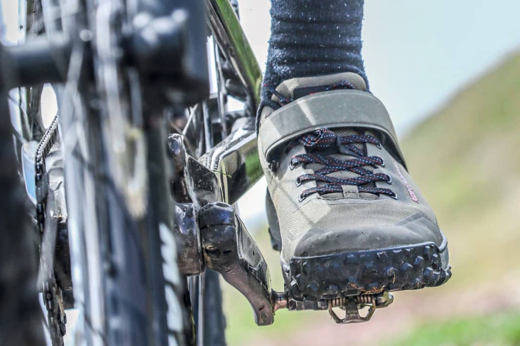 Die Kernkompetenzen von guten MTB-Schuhen: gute Kraftübertragung, Schutz vor Felskontakt, Grip und Komfort auf Schiebepassagen.