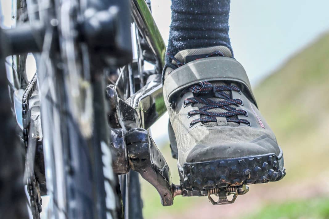 The core competences of good MTB shoes: good power transmission, protection against rock contact, grip and comfort on pushing sections.