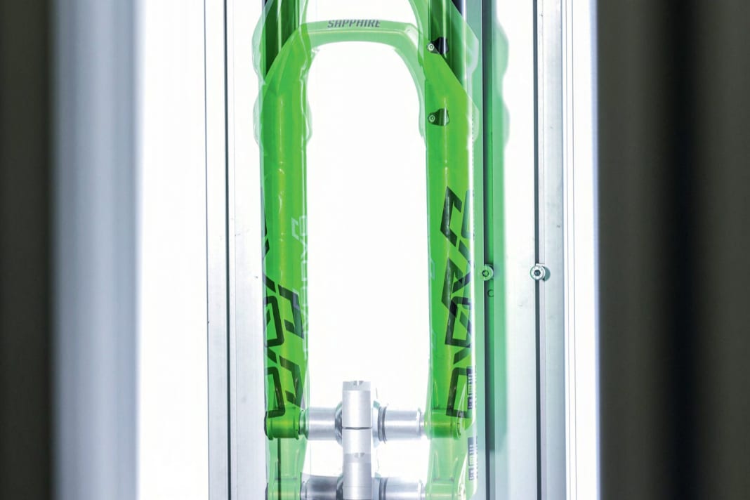 Auf unserem eigenen Prüfstand  im BIKE-Labor  ermitteln wir Steifigkeiten und Federkennlinien sämtlicher Testkandidaten.