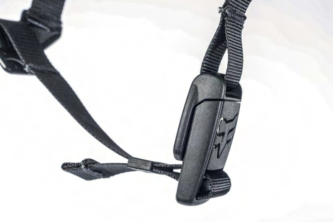 The magnetic locks from Fidlock are particularly easy to open, even with one hand, and close almost automatically on contact.
