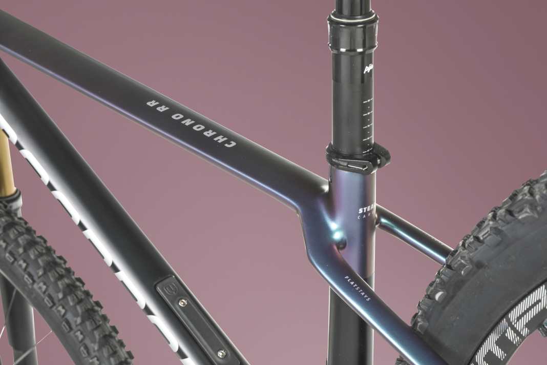 Dieser Knotenpunkt am Carbonrahmen des Mondraker Chrono DC Carbon soll für einen guten Sitzkomfort sorgen.