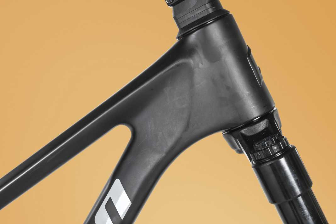 Thanks to optimised blended carbon, the frame of the Propain Tyee is light for an enduro bike.