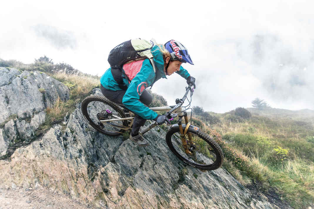 DH-Queen und Deuter-Botschafterin Rachel Atherton mit dem neuen Enduro-Rucksack Hiline.