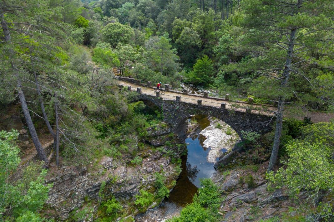 Eine Steinbrücke über dem Flüsschen Abeau.