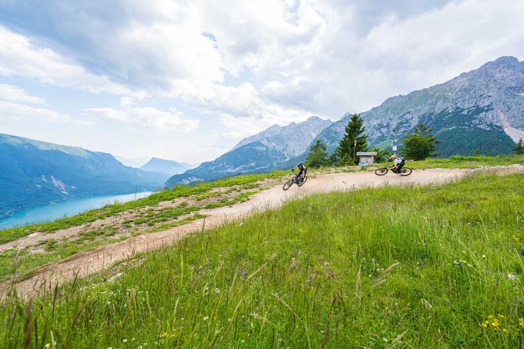 Sattgrüne Wiesen, Brentafelsen-Kulisse und endlos lange Abfahrten mit Badesee am Trailende: Der Bikepark Dolomiti Paganella ist vielleicht der schönste seiner Art.