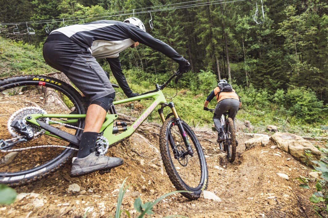 Test work in the Oberammergau bike park. Rapid downhills are on the programme for the two test riders as well as jumps.