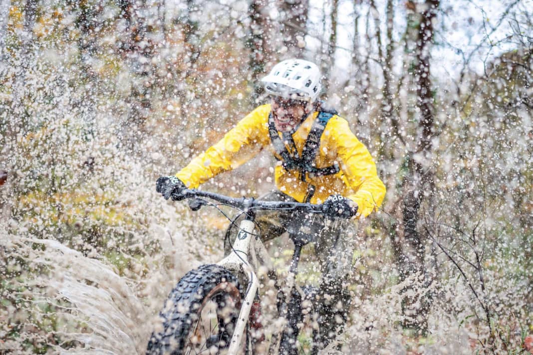 Soaked trails, mud and icy temperatures: If you want to protect your expensive mountain bike in the winter months, you have two options: a cheap winter bike or a robust carefree bike. BIKE presents four robust models in laboratory and practical tests.