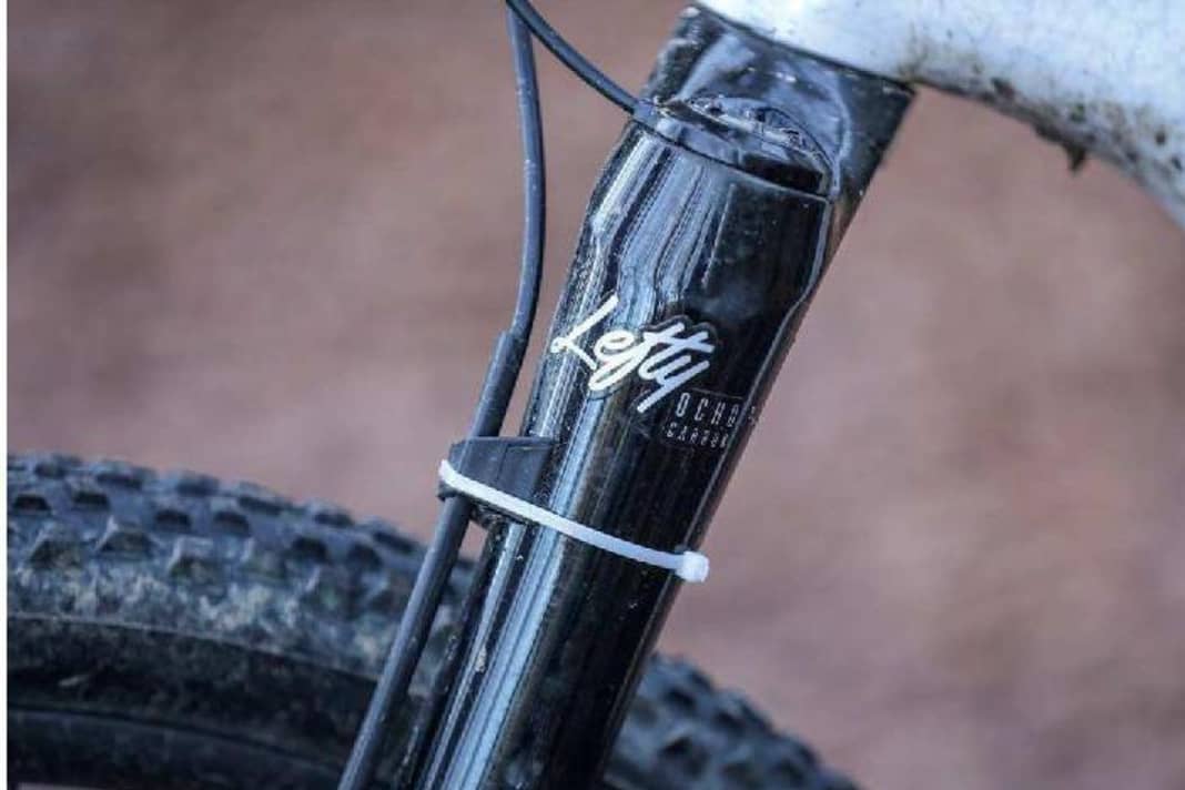 In the long run, the strength of the double-sided adhesive tape under the fork's cable routing was exhausted. Now a cable tie has to be used.