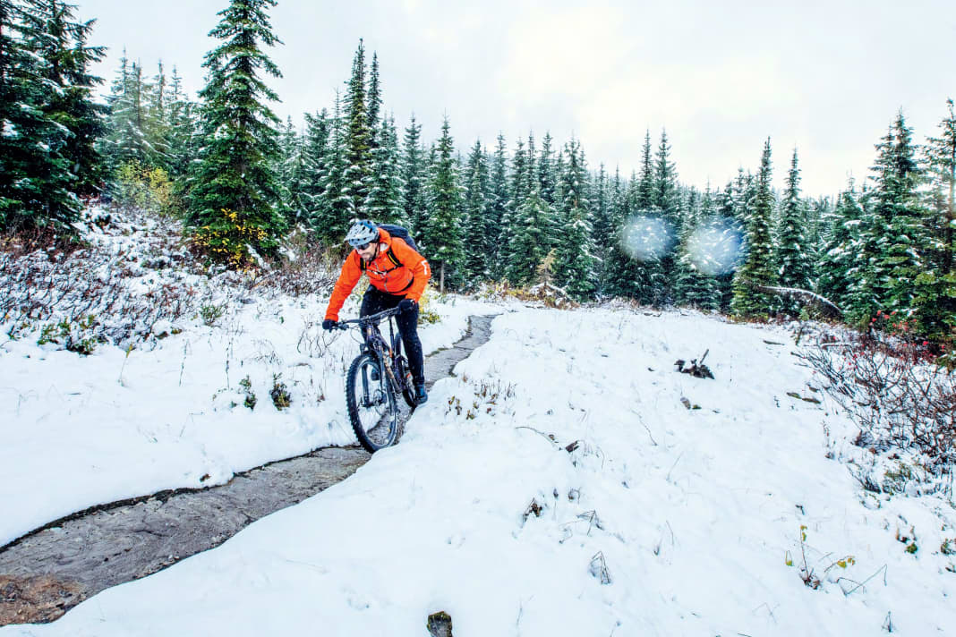 Eisige Temperaturen ziehen Akku-Leistung, verhärten  Reifengummi und lassen Öl zäher fließen. Mit welchen Problemen Biker im Winter rechnen müssen, und wie man sie löst, erklären wir hier.