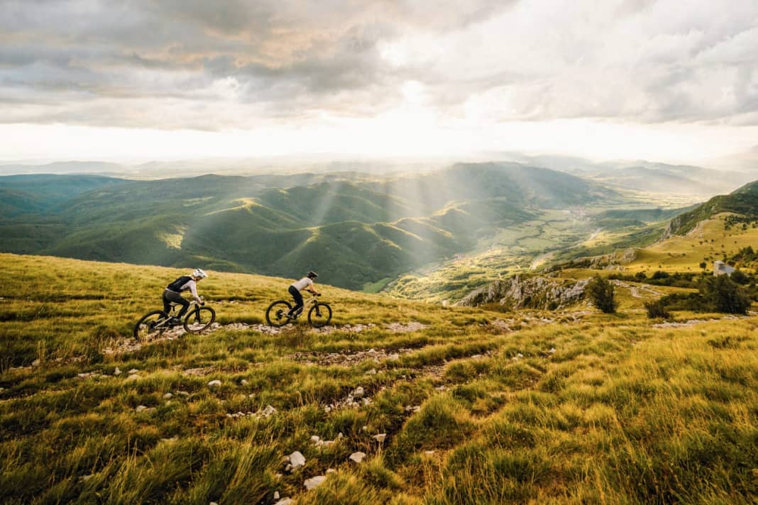 Die Abfahrt gibt sich steinig und ruppig, ist aber in Sachen Panorama kaum zu toppen: vom Nanos-Plateau ins Vipava-Tal hinunter.