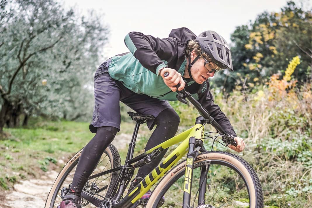 Big jumps, rocky sections and high speeds - modern race tracks have developed into spectacular obstacle courses. Will the 100 millimetres of suspension travel of the Fourstroke 01 be enough?