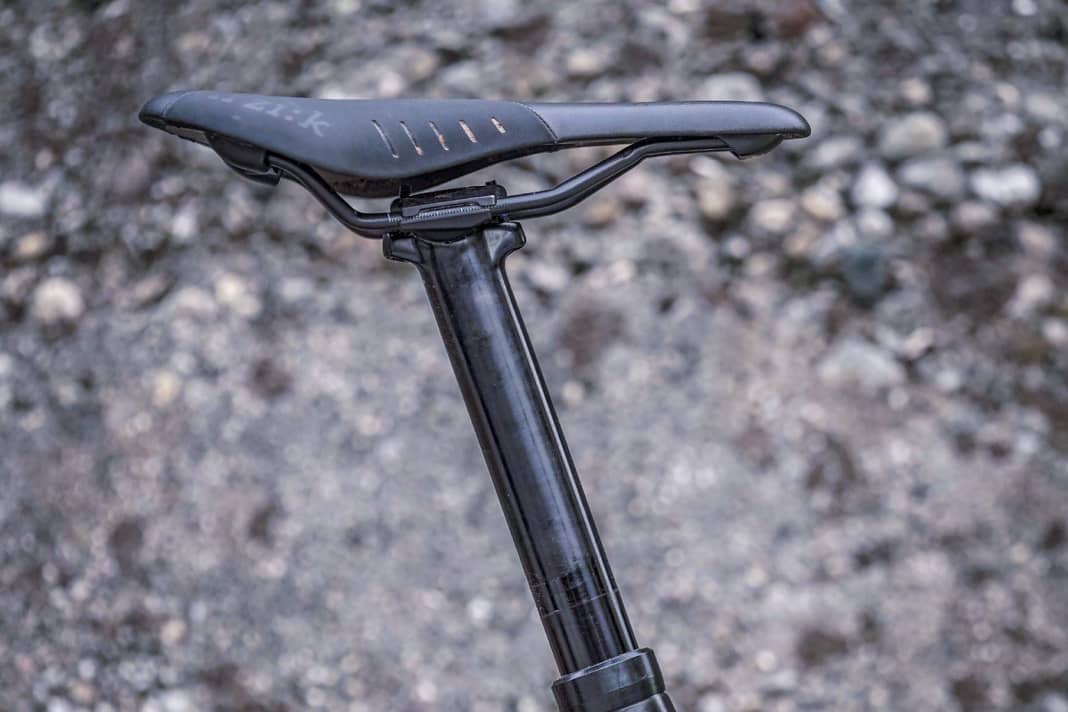 Autodrop - that's the name of the technology behind the new edition. The name already suggests what the BMC engineers have come up with: The seatpost lowers automatically at the touch of a button.