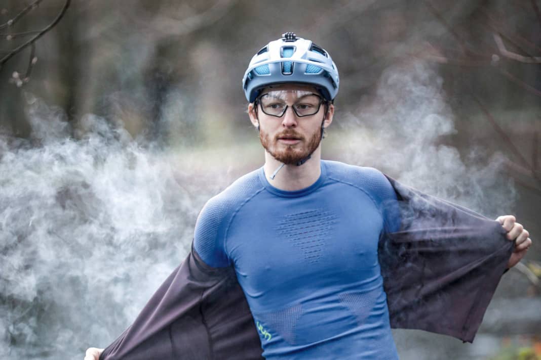 Eleven long-sleeved shirts for cold days in extensive laboratory and practical tests