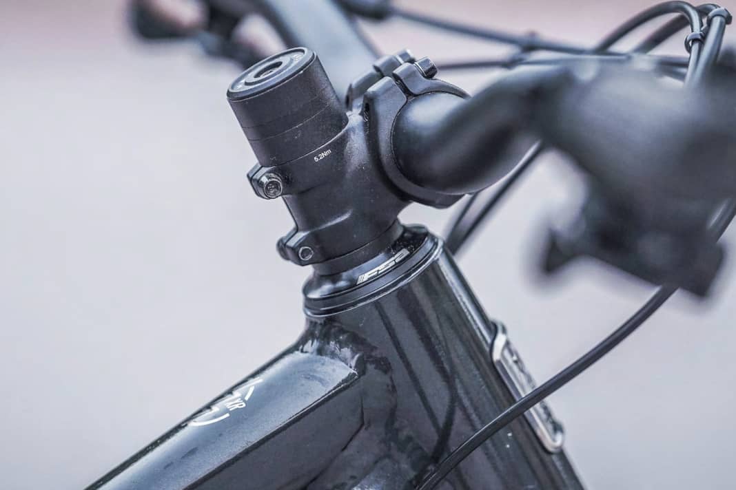 Die hohe Front und der sehr kurze Vorbau verschieben den Schwerpunkt weit hinter die Vorderradachse. Weniger Spacer und ein längerer Vorbau schaffen Abhilfe.