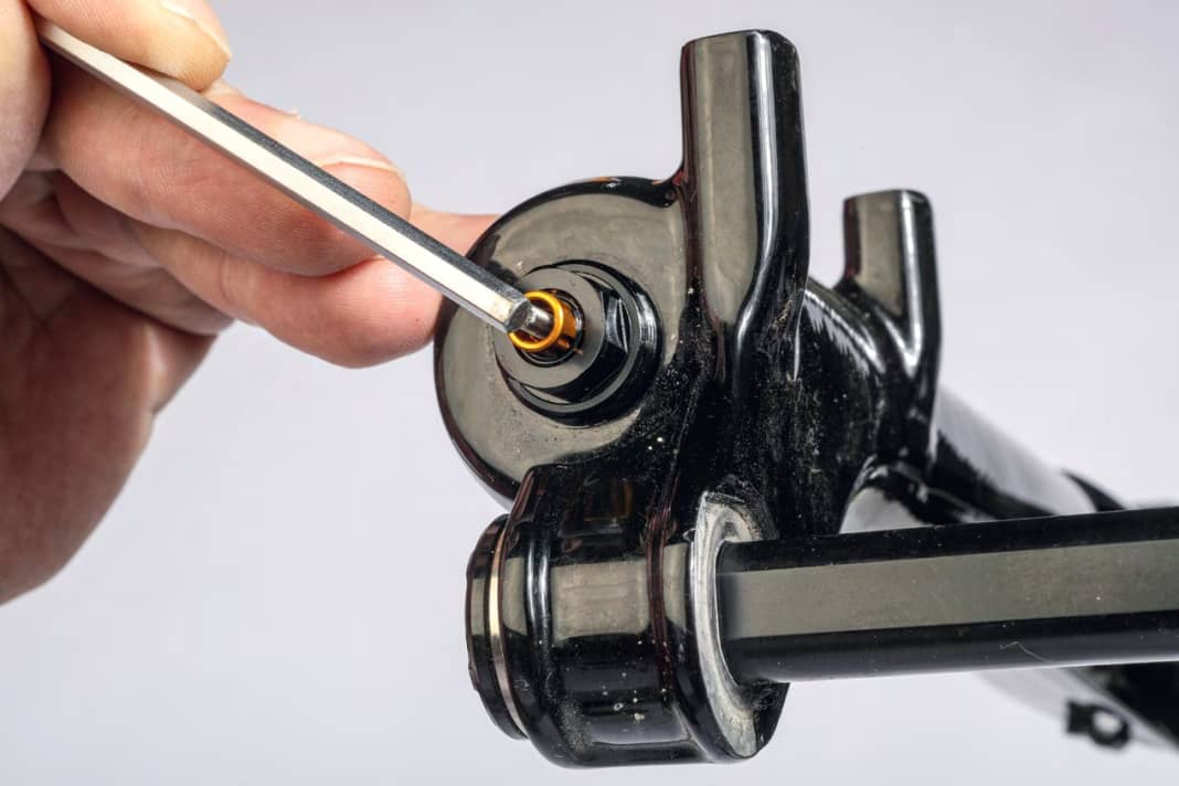 Bei der Cane Creek funktioniert das Befüllen der Negativ-Kammer nicht automatisch. Beim Aufpumpen muss man manuell das untere Ventil für den Druckausgleich aktivieren.