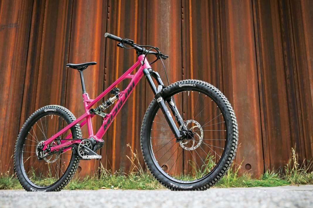 Für dieses Custom-Modell hat Nicolai tief in die Kiste der Edelkomponenten gegriffen: Neben der Sonderlackierung gibt es einen Hope-Laufradsatz, ein EXT-Fahrwerk sowie Trickstuff-Bremsen – exklusiver geht’s kaum. Teurer übrigens auch nicht: 11.799 Euro.