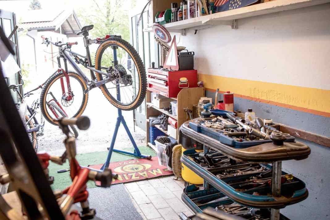 Tidiness instead of frustration when wrenching: We show you how to set up the perfect bike workshop.