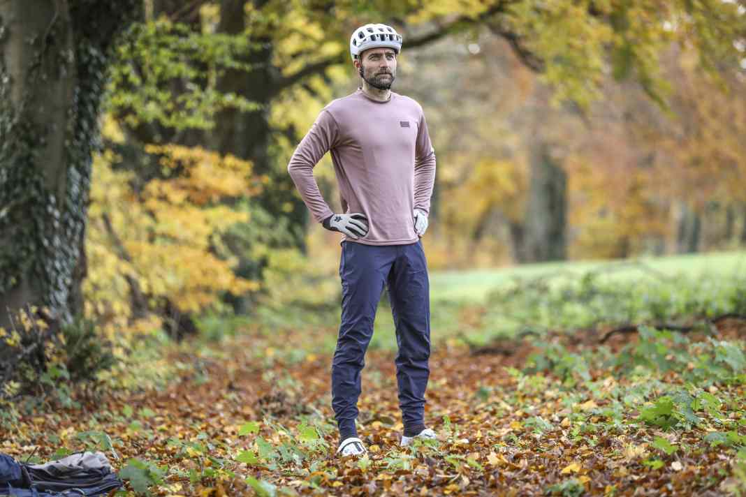 Mit der Ranger Hose hat Fox eine leichte und dennoch robuste Trail Pants im Programm, die mit sportlich-lässigem Schnitte in so ziemlich allen Bike-Lebenslagen eine gute Figur macht