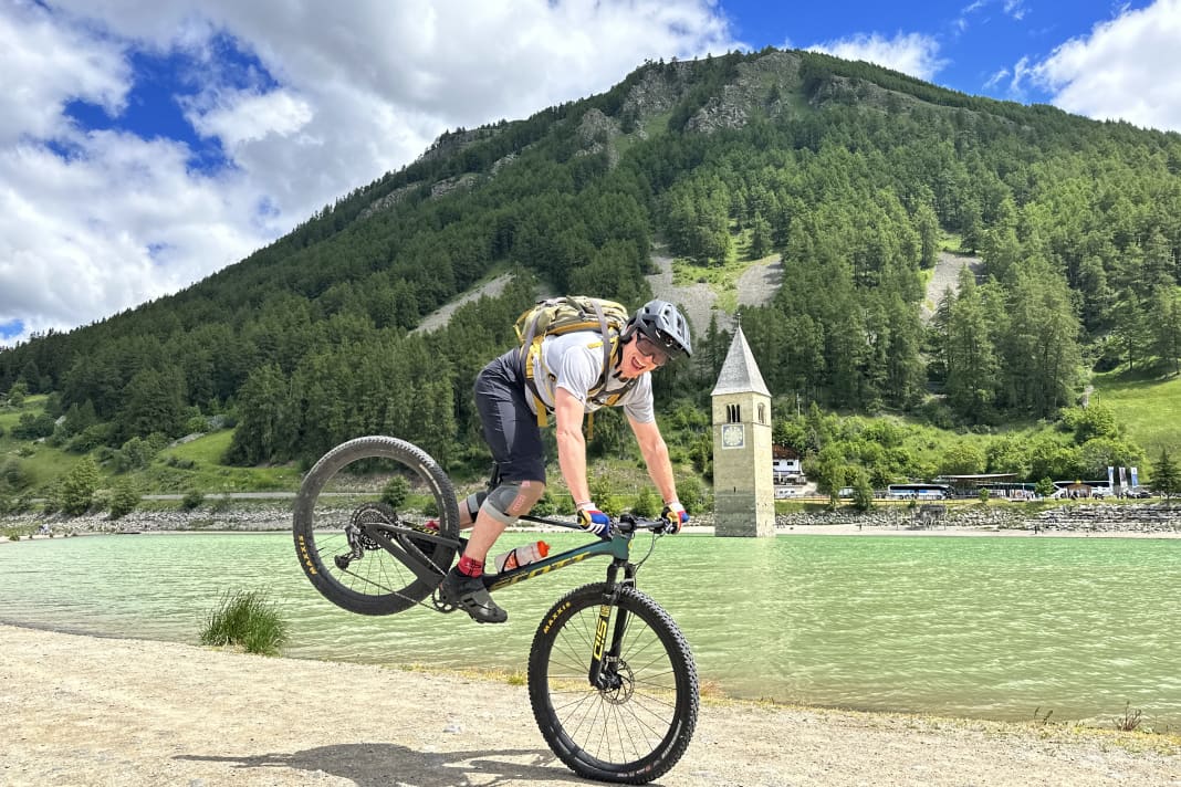 Nico Endler's signature move: Stoppie in front of a backdrop.