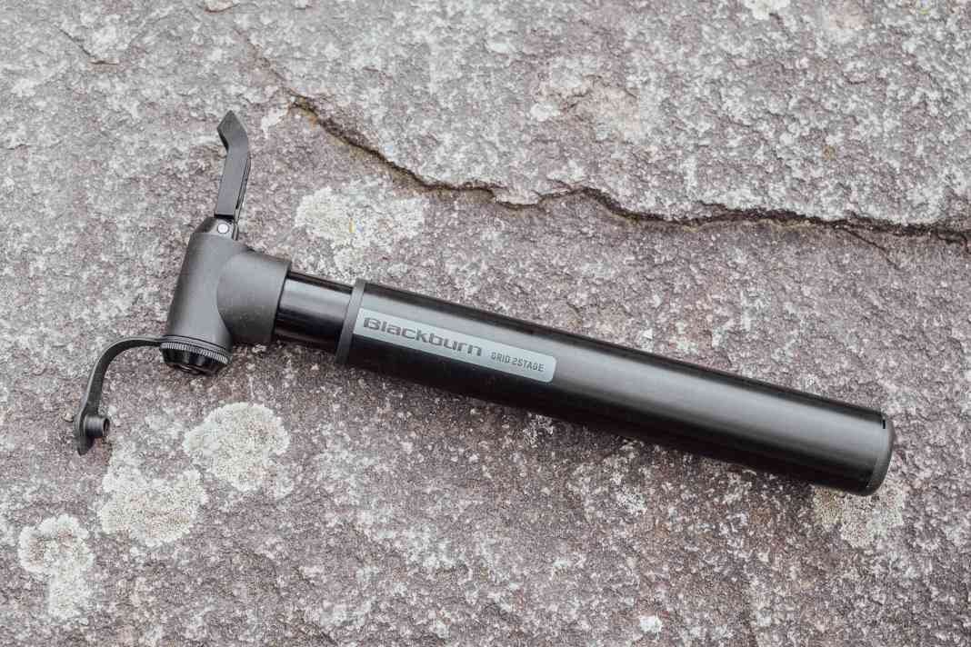 Lots of aluminium, large volume and clever details: Blackburn has a powerful pump for bikers in its range with the Grid 2Stage