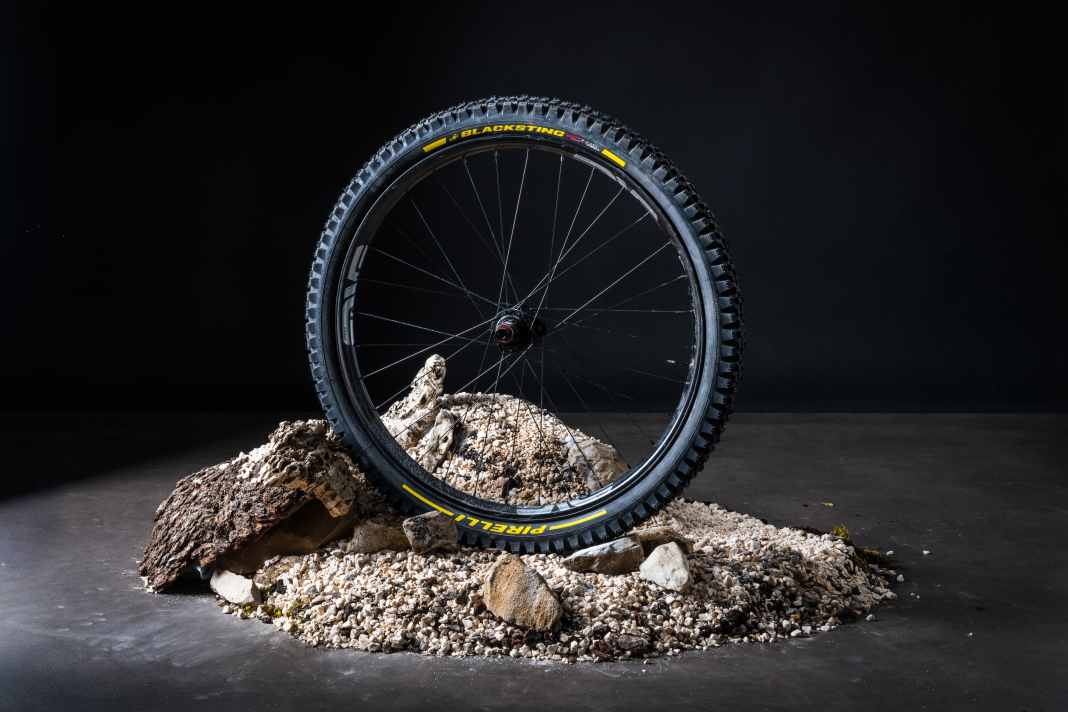 Pirellis neuer Scorpion Black Sting - flink und schnell soll er sein, für harte Böden.