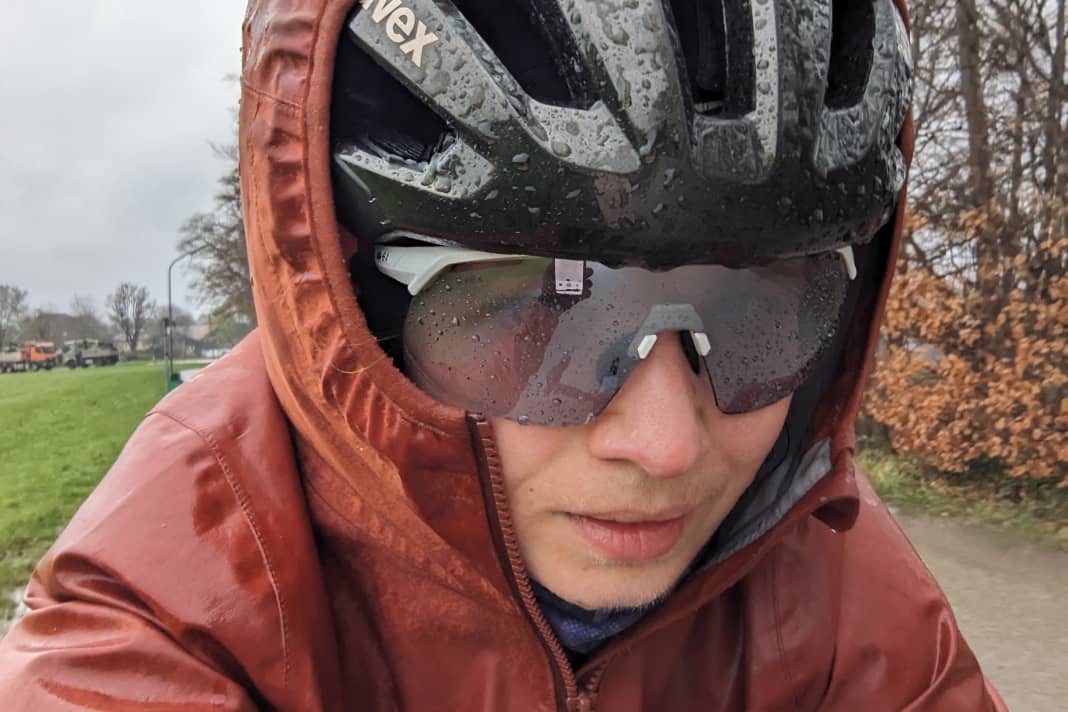 Der Regen perlt zwar nicht mehr ab, aber die Jacke ist trotzdem 100 % wasserdicht.