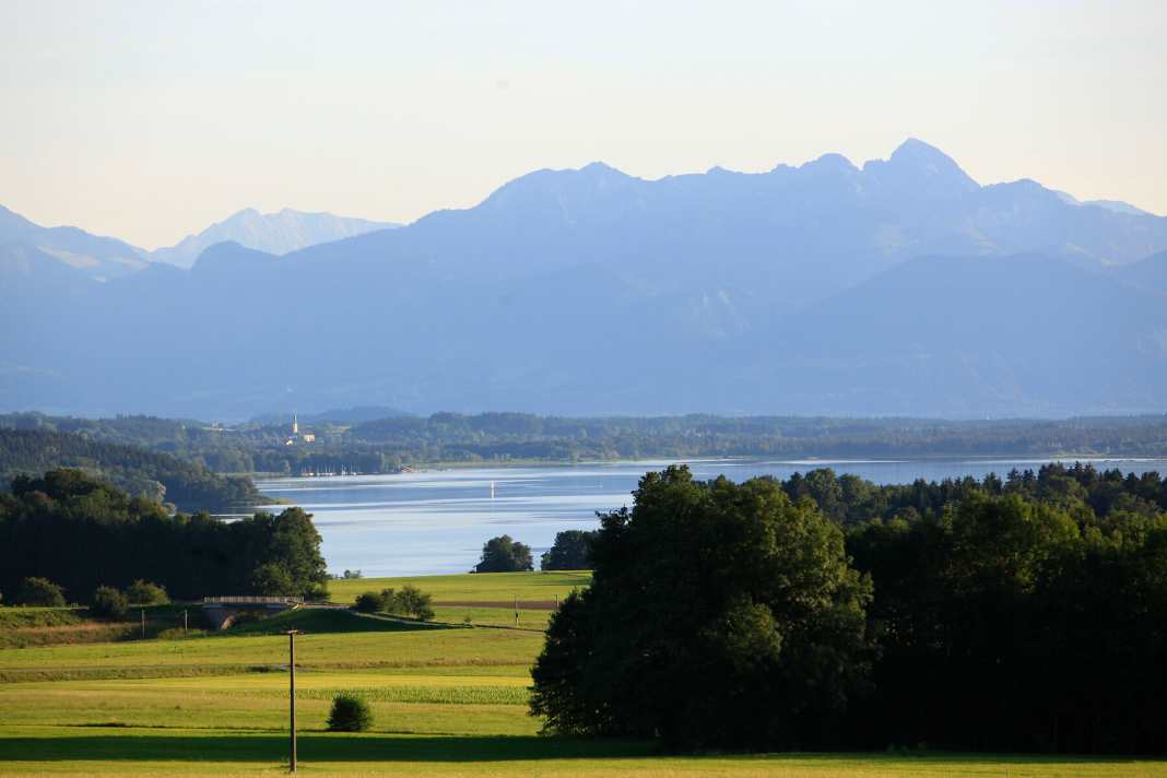 Das Chiemsee-Alpenland hat sein Angebot für Radsportler erweitert. Zum Weltfahrradtag am 3. Juni stellte die Tourismusregion drei neue Gravelbike-Touren vor, die das sanfte Hügelland zwischen Inn, Simssee und Attel erschließen.